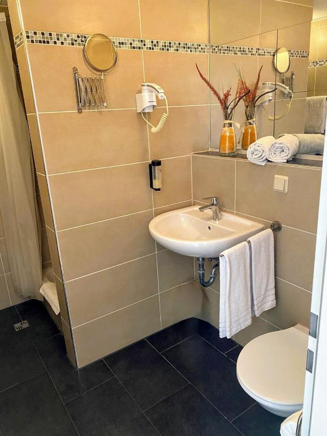 Motel Am Park - Krefeld - Duesseldorf Willich